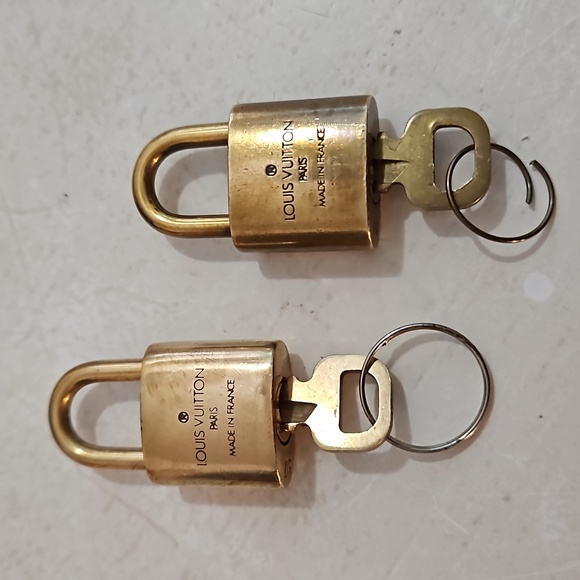 (ONE) 1 Authentic Louis Vuitton Lock & Key Set - Picture 8 of 17